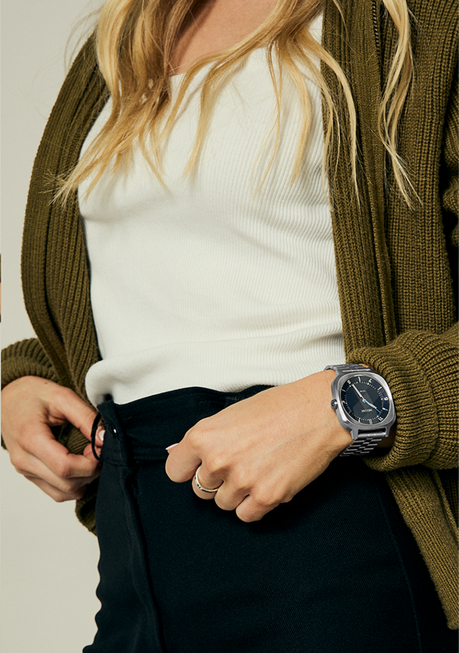 Fremont 40 - Silver / Midnight View 9